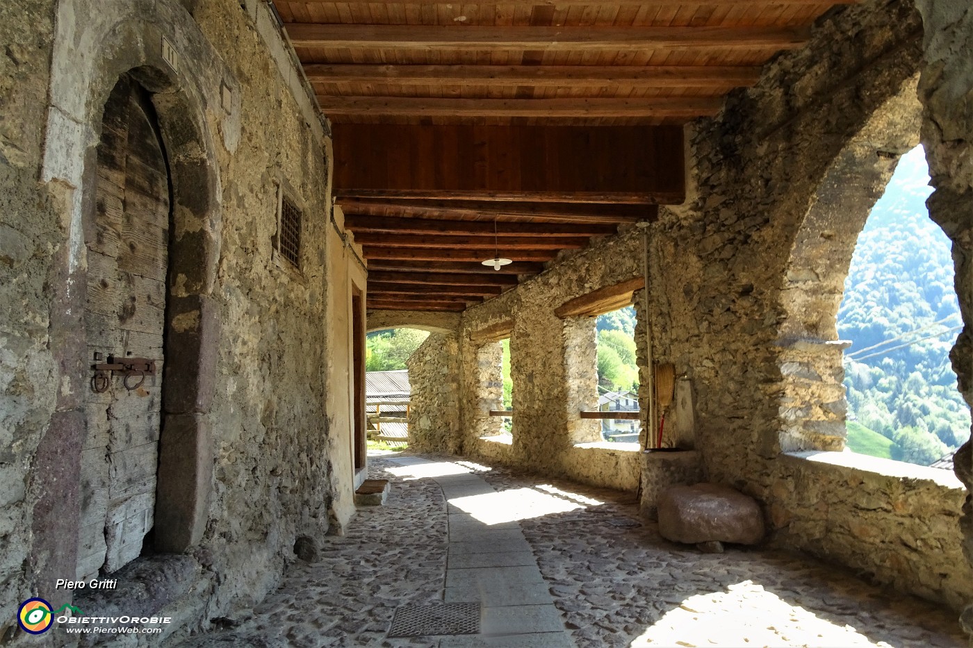 20 Bel porticato al centro della piccola contrada.JPG -                                